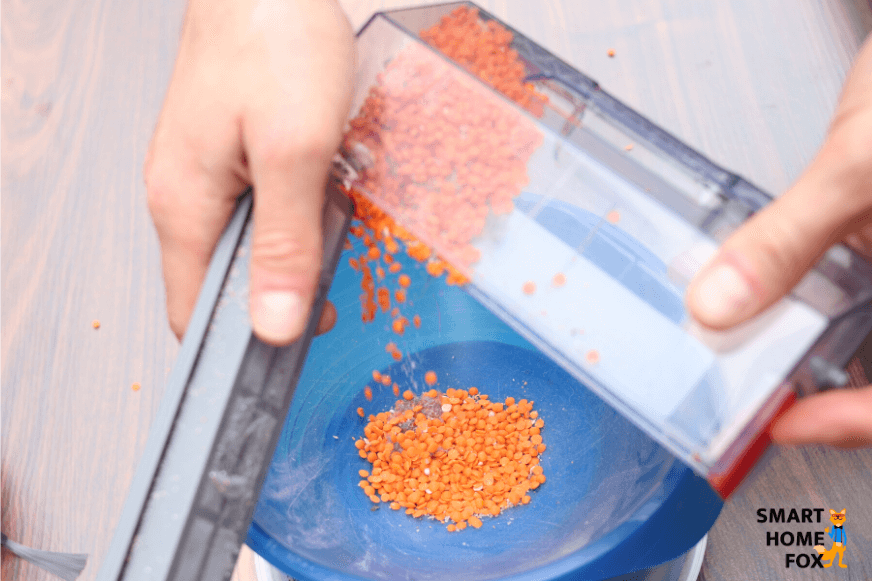 Emptying the mobile dust bin of the OZMO T8 AIVI by hand